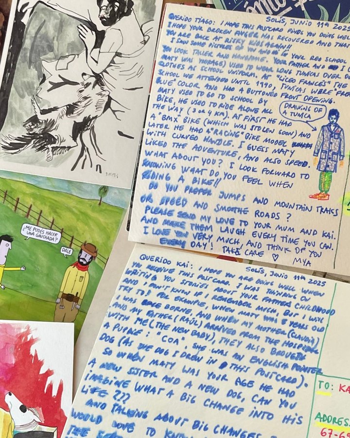 Dos postales escritas a mano, con dibujos, listas para enviar.
