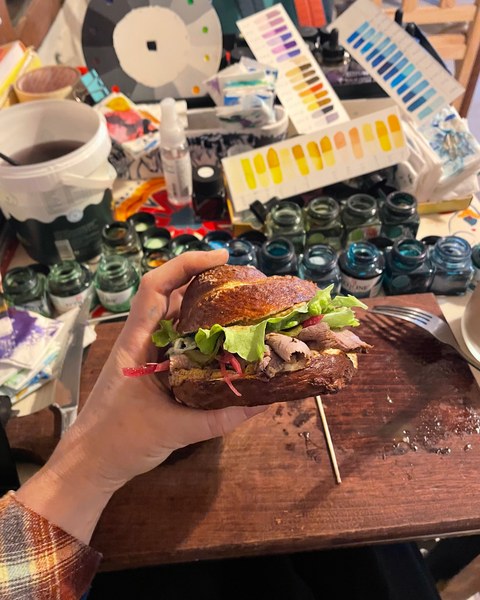 Un sándwich de Checa y Tomate sobre la mesa del taller, en La Barra.