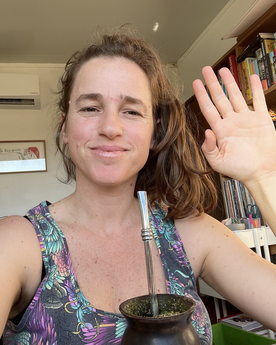 Mya Ferrando saluda con la mano, con un mate.