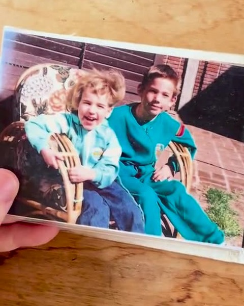 Una foto vieja de dos niños, punto de partida de un recuerdo.