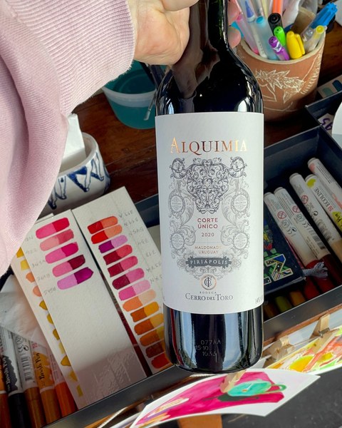 Un vino de la Bodega Cerro del Toro junto a las cartas de color.
